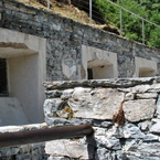 Muri di pietra ripuliti e recuperati.