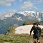 In azione, lungo la Via alta della Val Carassina.