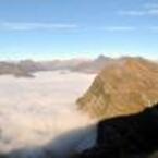 Mare di nebbia e cresta della Via alta della Val Carassina.