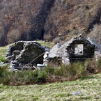 Cascine diroccate sul fondovalle della Valle di Mergoscia.