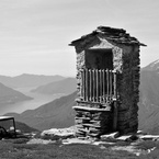 Cappella Alpe Nimi, con il Lago Maggiore.