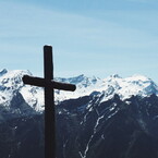 Croce della Töira, sullo sfondo l'Adula.