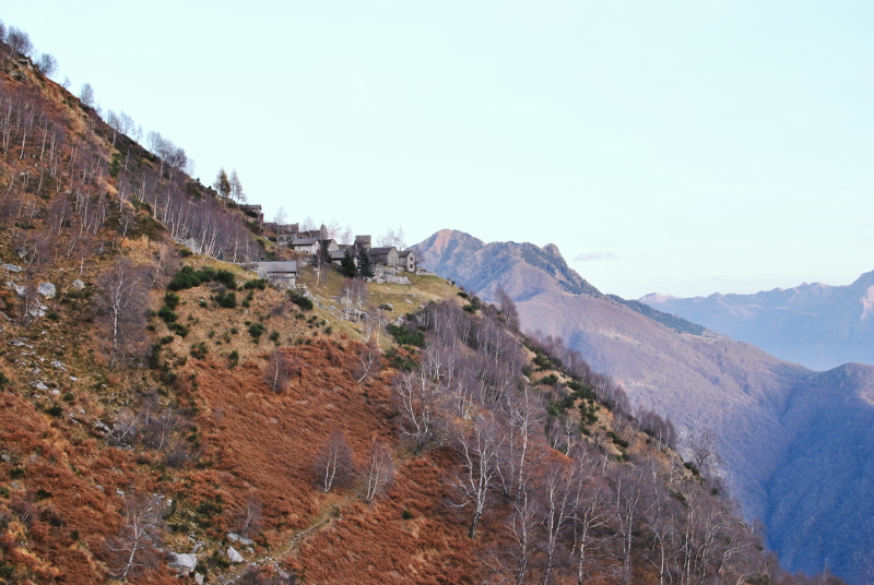 La frazione di Motta vista da Faedo, in Val di Mergoscia.