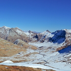 Piano della Greina parzialmente innevato.