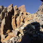 Gli ultimi metri sulle roccette (a sinistra).