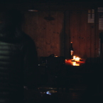 Il rifugio dispone di lampadine e candele.