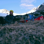 Pausa prima di calzare gli sci.