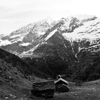 Alpe Sceru, sullo sfondo il versante sud dell'Adula.