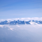 La cima del Pizzo Vogorno spunta dalla foschia.