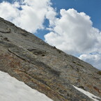 Ometto di sasso all'attacco della cresta ovest.