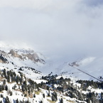 Il vento da nord sospinge alcune nuvole a sud del passo.