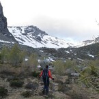 Partenza con gli sci in spalla.