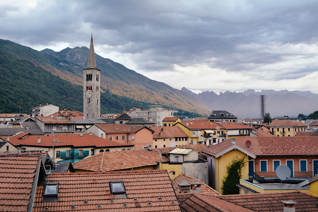 Tetti di Omegna di primo mattino