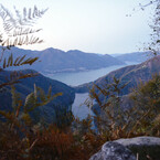 Lago Vogorno e dietro il Lago Maggiore.