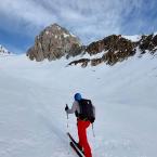 Sullo sfondo, il roccioso versante sud del Forcella.