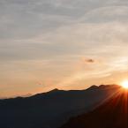 Il sole scompare dietro il Monte Tamaro.