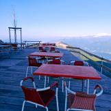 Tavolini rossi sulla terrazza della capanna.